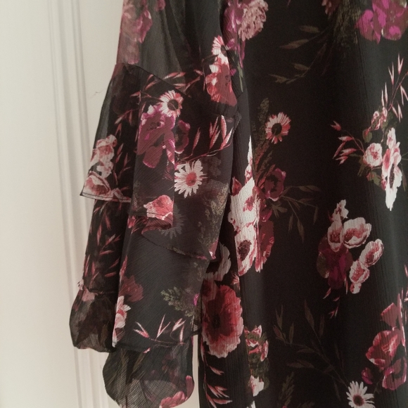 RW&CO Floral Blouse - Picture 4 of 12